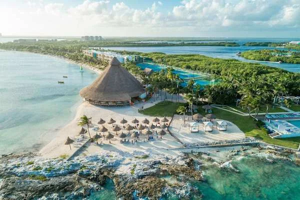 Vista aérea de la playa y las instalaciones de Club Med Cancún