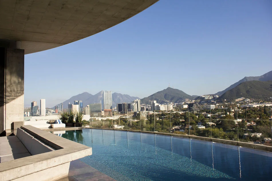 Piscina de Habita MTY con vista a las montañas