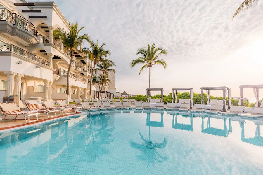 Piscina y palmeras de Hyatt Vivid Playa del Carmen