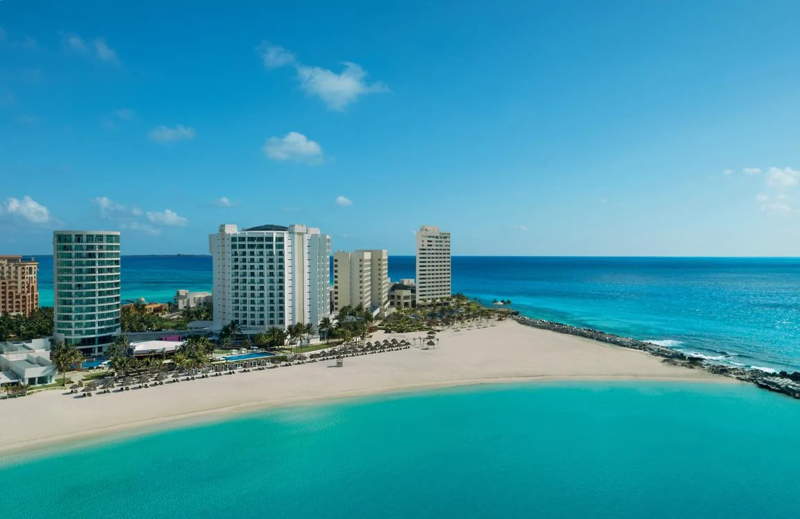 Vista de Krystal Grand Cancún junto a la playa