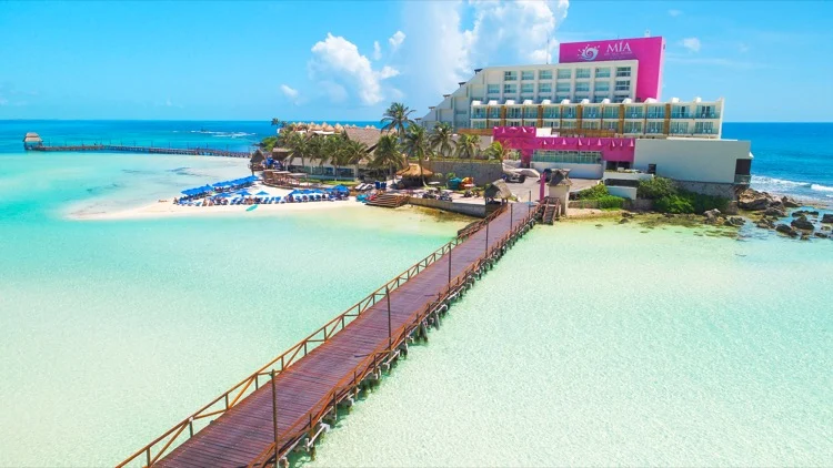 Vista del hotel Mía Reef Isla Mujeres y el mar
