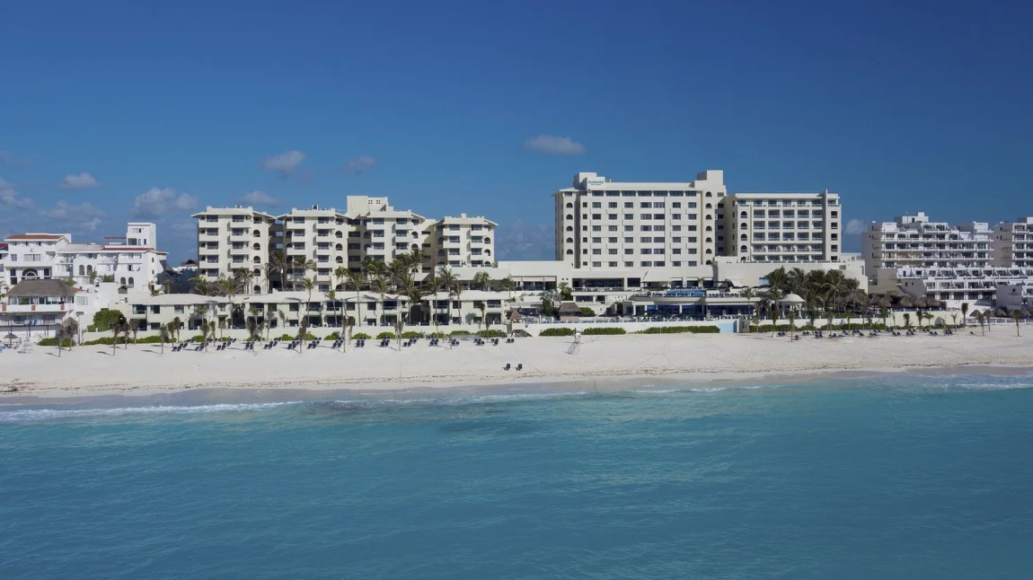 Vista de la playa y el hotel Occidental Tucancún