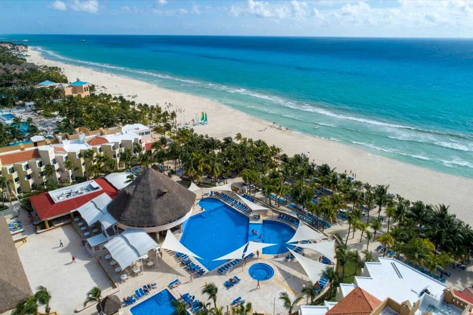 Vista aérea de la playa y piscina de Viva Maya by Wyndham