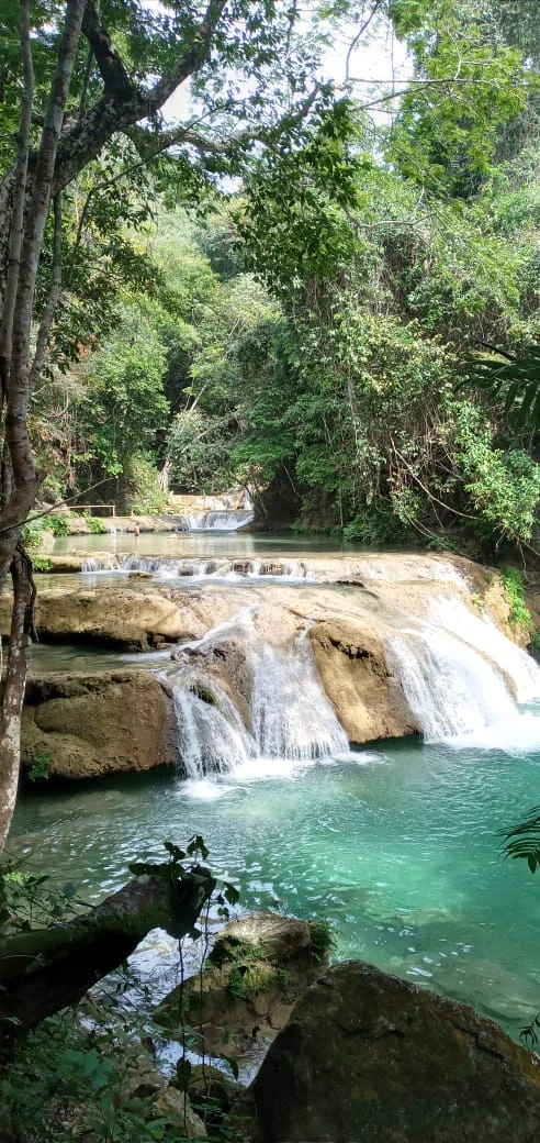 Cascadas Mágicas de Copalitilla y su poza entre la vegetación de Oaxaca.