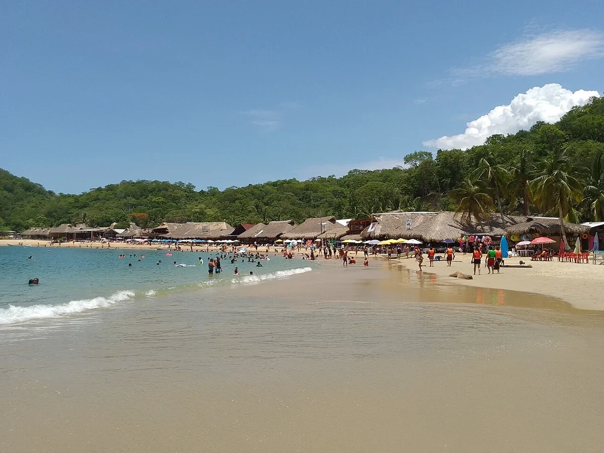Playa y palapas de la bahía Maguey, Huatulco, Oaxaca.